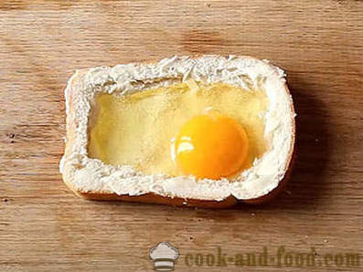 Хот сендвич са јајетом и сира у рерни за доручак