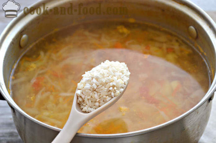 Свеж купус супа са месом и пиринчем - како да кува месо супу, корак по корак рецептури фотографије