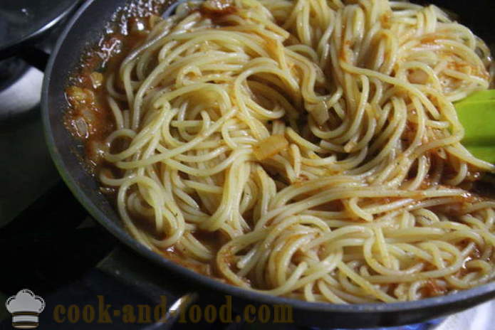 Шпагети са туњевином конзервиране у парадајз-крем сосу - и укусан да кува шпагете, корак по корак рецептури фотографије