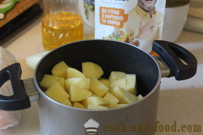 Кувани кромпир са луком и сланином - као укусна да кува кромпир за прилог, корак по корак рецептури фотографије