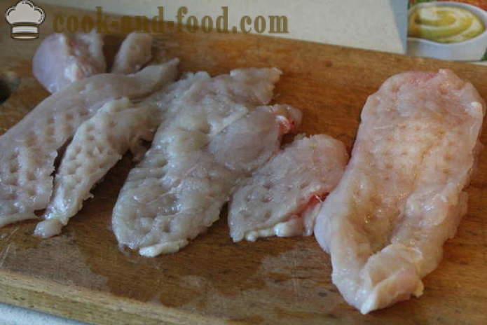 Укусно Говедина Строганов од пилећих прса са павлаком и сенфом - како би говедине Строганов од пилетине са брашном, корак по корак рецептури фотографије
