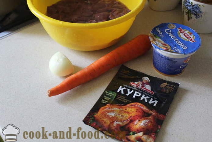 Печена пилећа џигерица у павлаци, шаргарепе и лука - како да кува а укусна пилећа јетра у рерни, са корак по корак рецептури фотографије