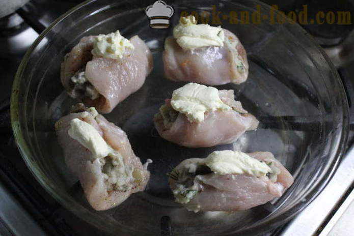 Ролована пилетина месо пуњено са шампињонима и кромпиром - како да ролне пилетине, са корак по корак рецептури фотографије