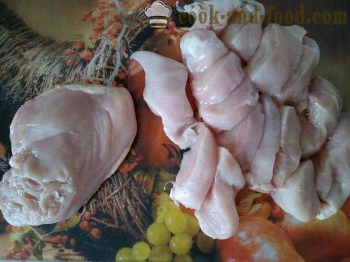 Делициоус цхицкен шницле у тигањ - оба укусна цоок шницле пилеће груди у тесту, са корак по корак рецептури фотографије