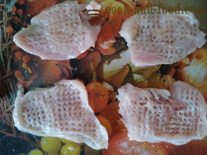 Делициоус цхицкен шницле у тигањ - оба укусна цоок шницле пилеће груди у тесту, са корак по корак рецептури фотографије