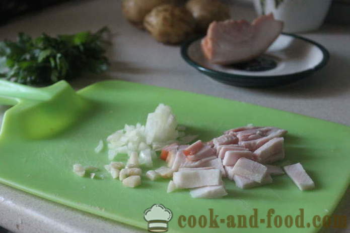 Укусни кромпир са белим луком и сланином - како кува а укусне нове кромпир, корак по корак рецептури фотографије