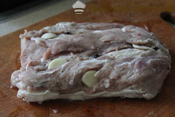 Хоме печена у рерни - као кувано свињско печење свињског меса у фолију, са корак по корак рецептури фотографије