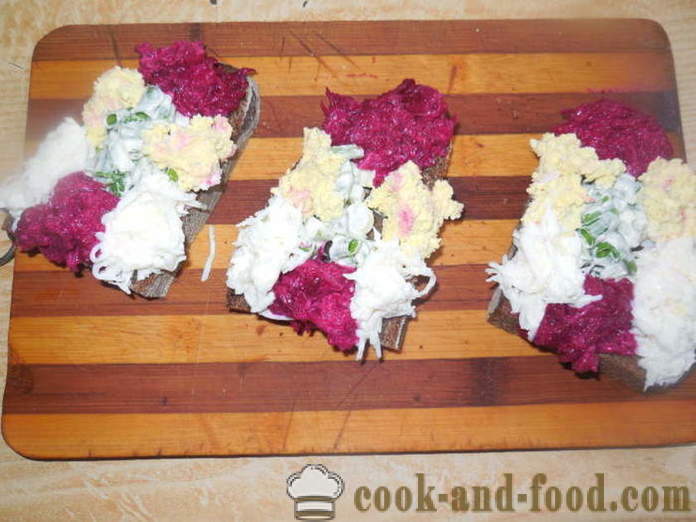 Једноставни намази за сендвиче на столу одмор - Како да се простире на хлеб харинга, цвекле и јаја, корак по корак рецептури фотографије