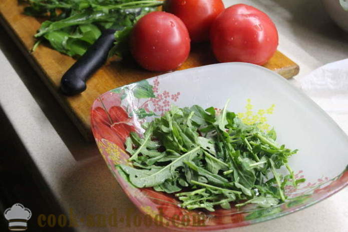 Укусна салата са руколом и парадајзом - како да припреми салату од руколом, корак по корак рецептури фотографије
