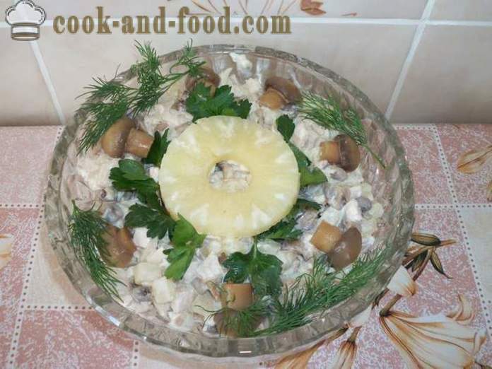 Пилећа салата са ананасом и печуркама - како би пилећа салата са ананасом и печуркама, корак по корак рецептури фотографије
