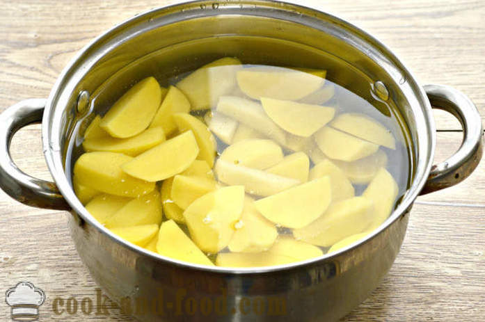 Печени кромпир слицес у рерни са белим луком и соја сосу - обе укусни печени кромпир у рерни, са корак по корак рецептури фотографије