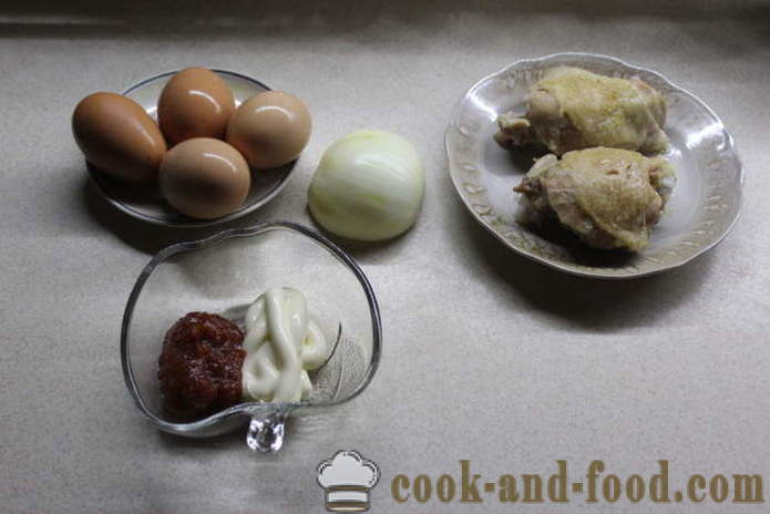 Слојевита салата са пилетином и зачињена храна, туршија - Како припремити салату са киселим луком и пилетине, са корак по корак рецептури фотографије