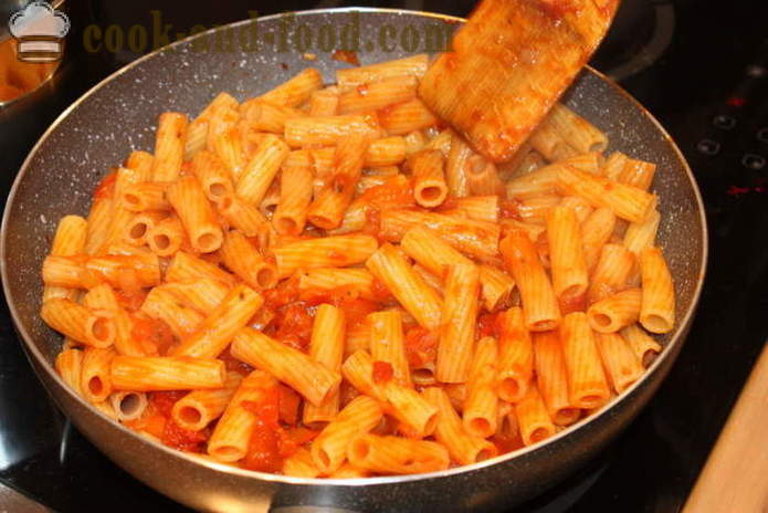 Италијански зити јело - као тестенина Пеците у рерни са сиром, парадајзом и шунка, корак по корак рецептури фотографије