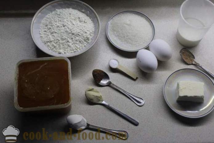 Једноставна медењак са ђумбиром - како да кува торту са медом и ђумбиром у рерни, са корак по корак рецептури фотографије