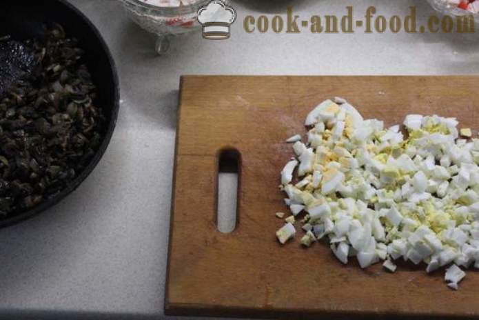 Слојевита крабе салата са пиринчем и печуркама - како да кува крабе салата са пиринчем и печуркама, корак по корак рецептури фотографије