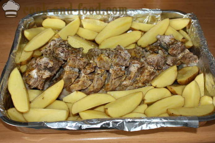 Печене свињска ребарца са кромпиром у рерни - као печени кромпир са сланином, корак по корак рецептури фотографије