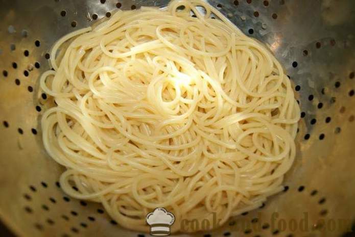 Шпагети Чудовиште - светло и укусна кувана јела за Ноћ вештица са његовим рукама, корак по корак рецептури фотографије
