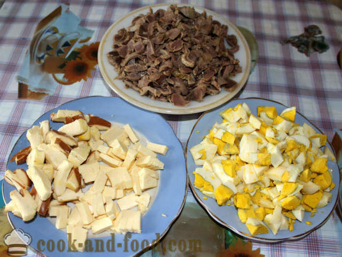 Кобасица салата са сиром и пилећим пупка - Како направити салату од гиззардс и сира, са корак по корак рецептури фотографије