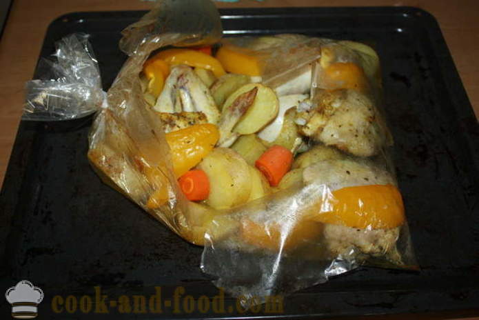 Печени кромпир са пилетином у рукаву - како да кува кромпир у рерни са пилетином, корак по корак рецептури фотографије