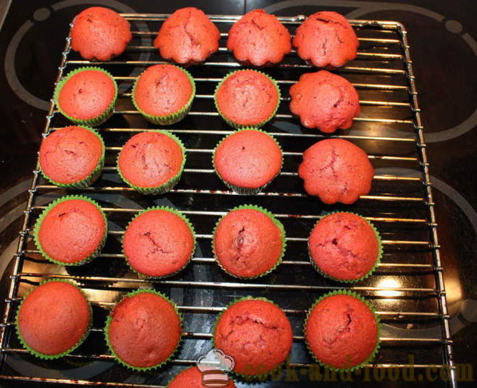 Ред анд Вхите колачи - како да ситни црвени колачи код куће, корак по корак рецептури фотографије