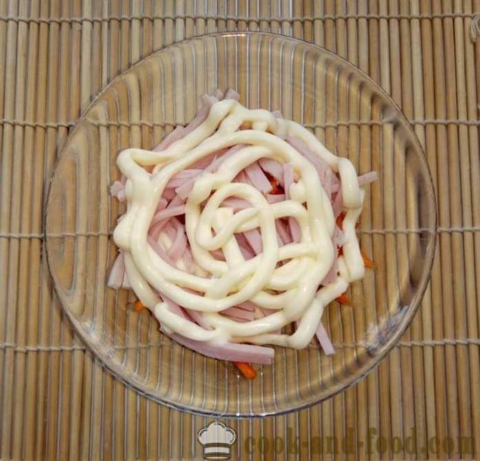 Једноставна салата и помфрит - како да слојасту салату са шунка, печурке и чипова, корак по корак рецептури фотографије