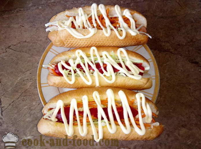 Делициоус хот-дог с кобасицом и поврћем - Како направити хот дог код куће, корак по корак рецептури фотографије