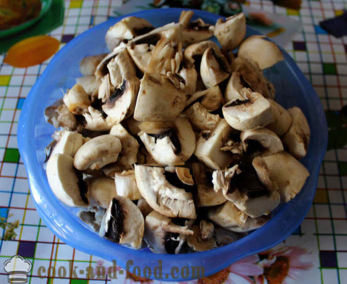Укусна пасуљ салата са печуркама и кротони - како да кувају пасуљ салату, корак по корак рецептури фотографије