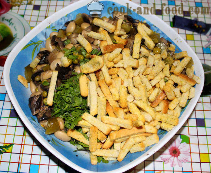 Укусна пасуљ салата са печуркама и кротони - како да кувају пасуљ салату, корак по корак рецептури фотографије