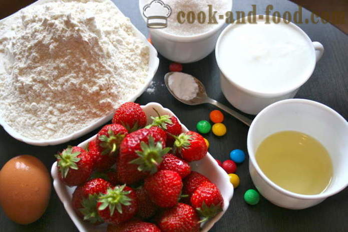 Домаћи погачице на јогурт са јагодама - како да кува колаче у силиконским калупима, корак по корак рецептури фотографије