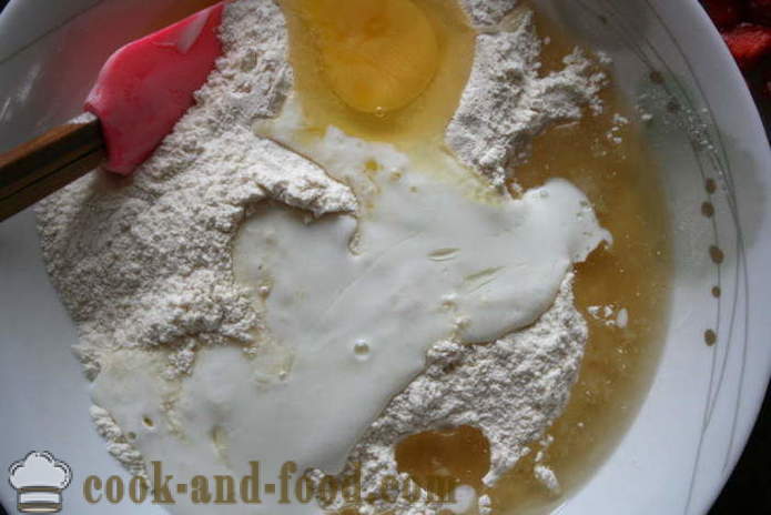 Домаћи погачице на јогурт са јагодама - како да кува колаче у силиконским калупима, корак по корак рецептури фотографије