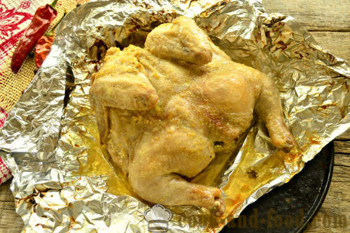 Цело пиле печена у фолији у рерни - како да кува пиле у рерни у фолији, са корак по корак рецептури фотографије