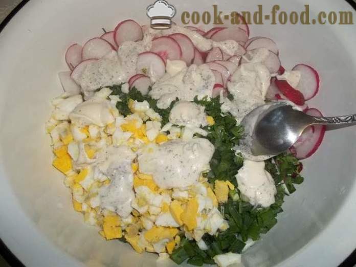 Укусна салата од ротквице са јајетом и зеленом лука - како припремити салату од ротквице, корак по корак рецептури фотографије