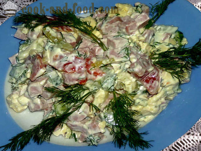 Салата са кајгана и кобасице и павлаком - како припремити салату са омлет, корак по корак рецептури фотографије