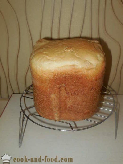 Сир хлеб на серуму Бреад Макер - како да се пече хлеб у хлеб произвођача са крем сиром на серума, корак по корак рецептури фотографије