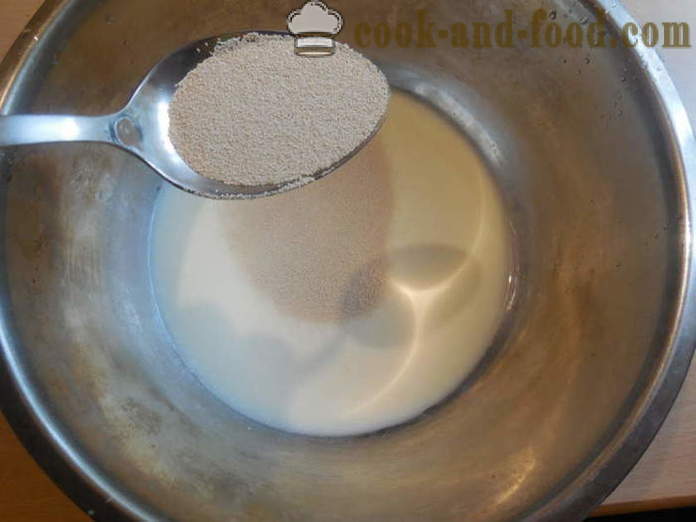 Једноставна мултиварка Ускрс колач са кремом и истопљеног млека - како да испече колач у мултиварка, корак по корак цаке једноставном рецепту и фото