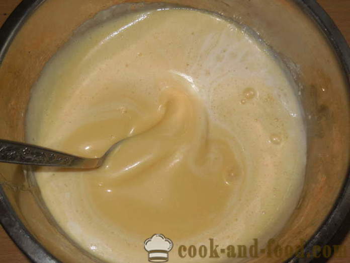 Једноставна мултиварка Ускрс колач са кремом и истопљеног млека - како да испече колач у мултиварка, корак по корак цаке једноставном рецепту и фото