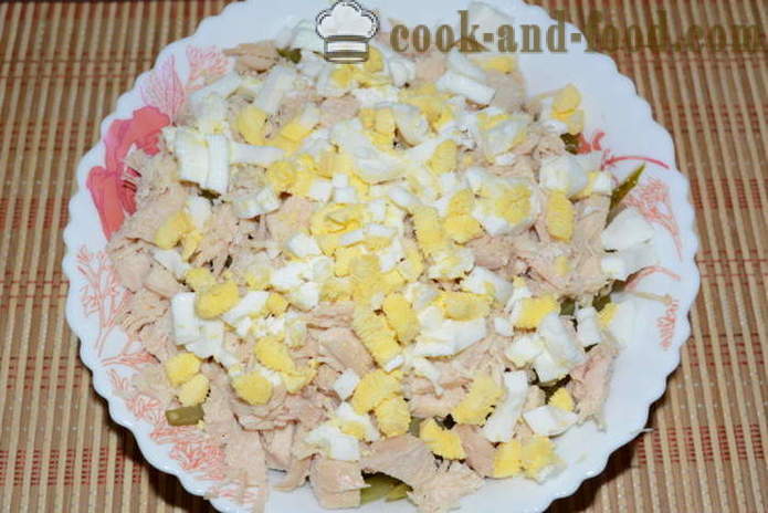 Целер салата са пилетином, јаја, краставца и мајонезом - Како припремити салату од целера корена, корак по корак рецептури фотографије