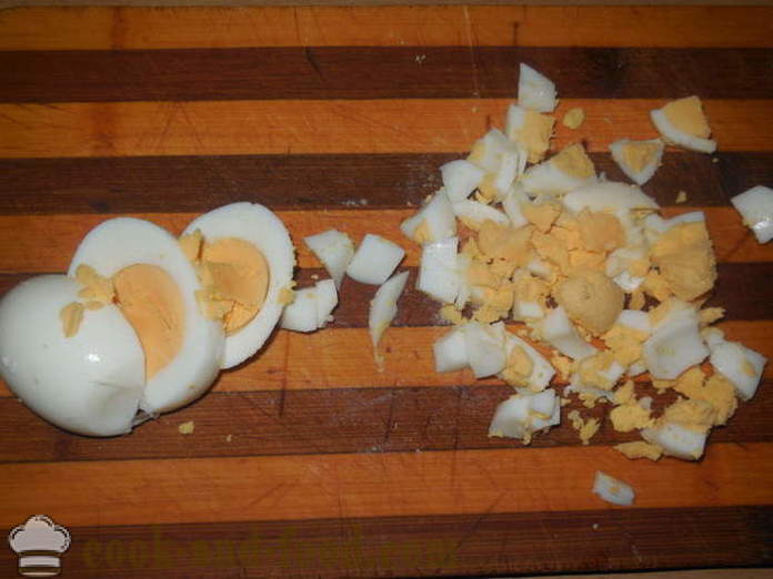 Спринг салата са дивљим белим луком са јајетом, краставца и паприке - како да кува правилно салату од свежег белог лука, корак по корак рецептури фотографије