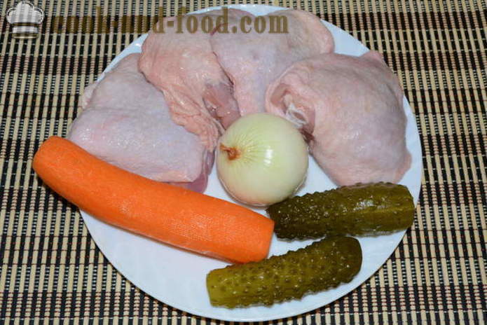 Пилетина бедра кувани с луком, шаргарепом и кисели краставци - како да спремим укусни пилећи бутине у тигању, са корак по корак рецептури фотографије