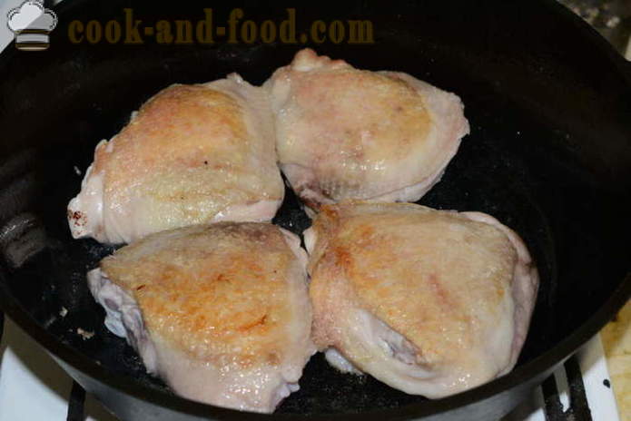 Пилетина бедра кувани с луком, шаргарепом и кисели краставци - како да спремим укусни пилећи бутине у тигању, са корак по корак рецептури фотографије