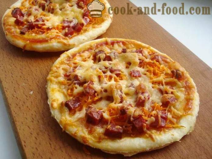 Мини пица лиснато тесто са кобасицом и сиром - како да се направи мини пизза лиснато тесто, са корак по корак рецептури фотографије