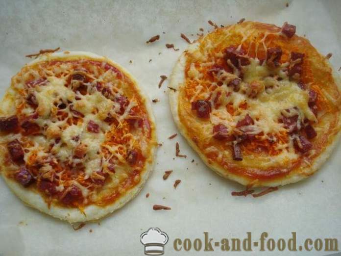 Мини пица лиснато тесто са кобасицом и сиром - како да се направи мини пизза лиснато тесто, са корак по корак рецептури фотографије