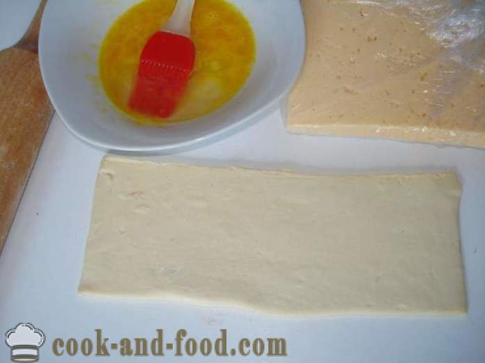 Домаћи сир у лиснато тесто лепи за пиво - како да кува сира штапиће код куће, корак по корак рецептури фотографије
