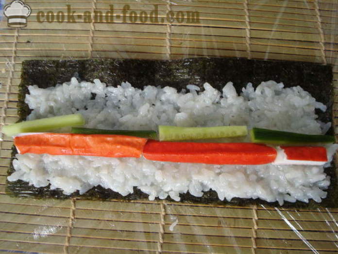 Суши са ракова палицама и краставцем - Како направити суши са ракова палицама код куће, корак по корак рецептури фотографије