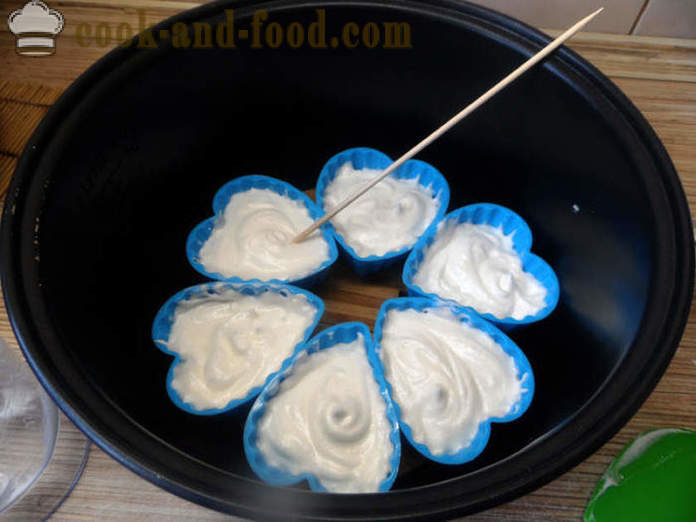 Кекс у силиконским калупима са мармеладом и бобица - како да кува кекс у конзервама, корак по корак рецептури фотографије
