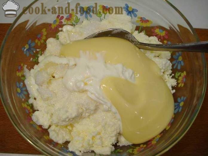 Кисело млеко десерт са кондензовано млеко, банана и црвене рибизле - како да кува цхеесецаке десерт без желатина, корак по корак рецептури фотографије