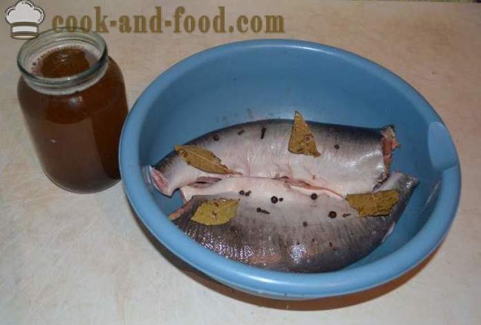 Пинк лосос је слано - колико брзо Пицкле Пинк Салмон код куће, корак по корак рецептури фотографије