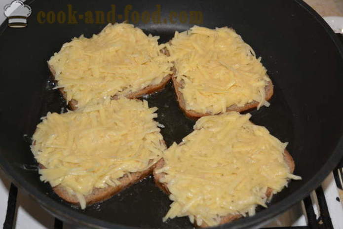 Топли сендвичи са ренданим сировина кромпира - Како направити топли сендвичи у тигању, корак по корак рецептури фотографије