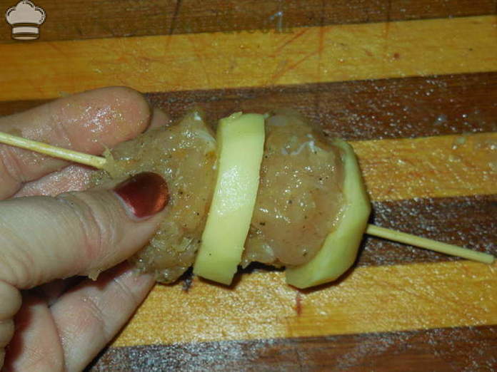 Кромпир са млевеним месом печен у рерни на ражњиће - како да се пече кромпир са млевеним месом у рерни, са корак по корак рецептури фотографије