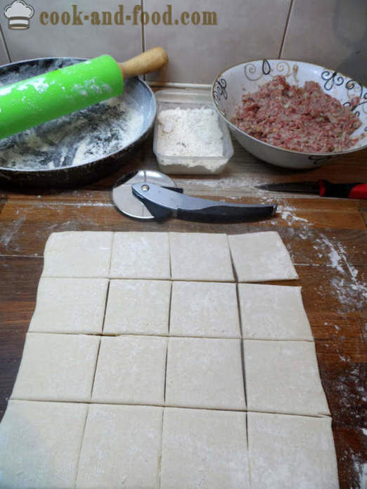 Лиснато паста Хризантема - како да кува месо пие Цхрисантхемум лиснато тесто, са корак по корак рецептури фотографије